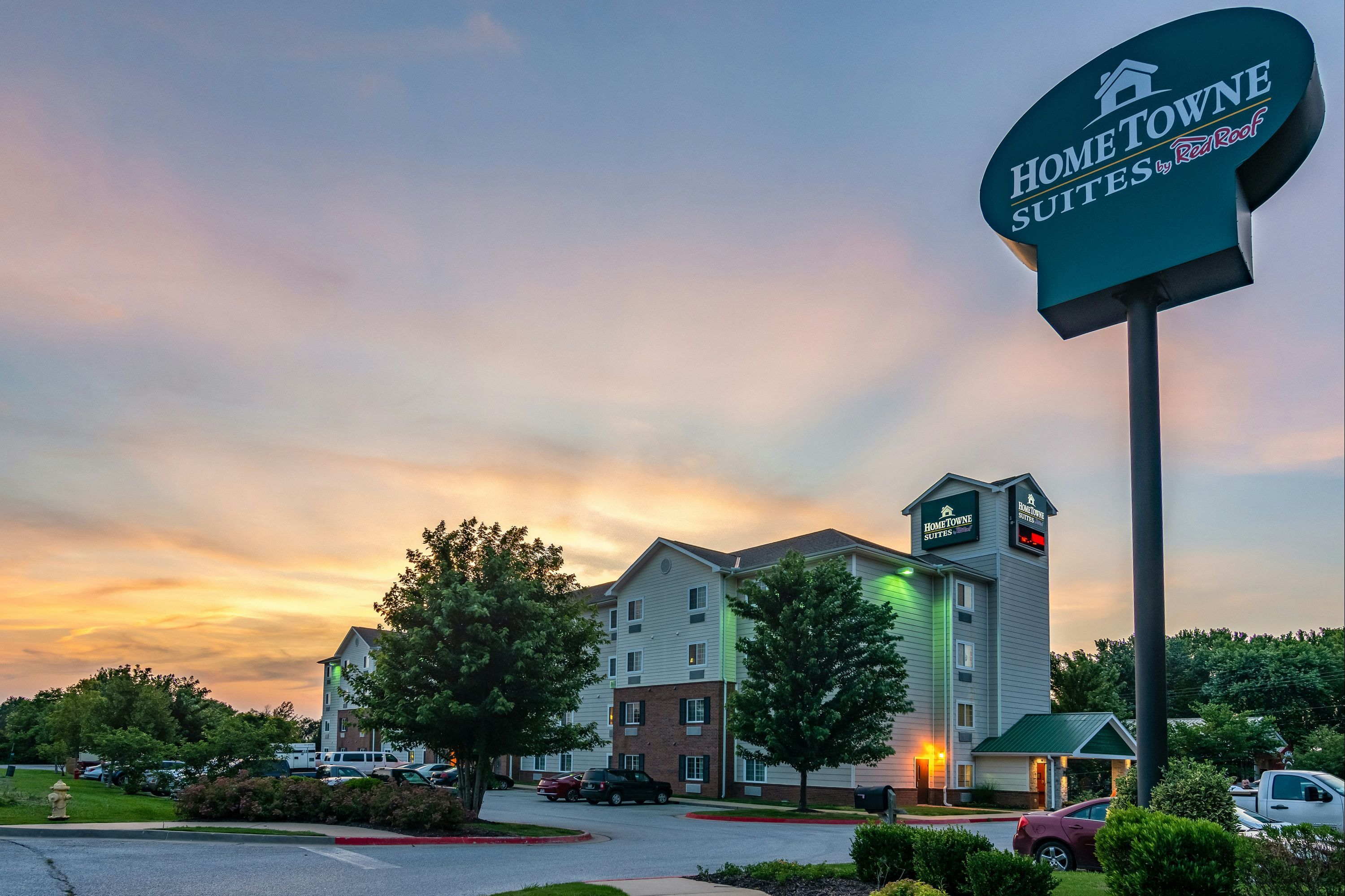 HomeTowne Studios & Suites by Red Roof Bentonville - בנטונוויל - בניין