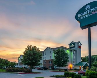 HomeTowne Studios & Suites by Red Roof Bentonville - Bentonville - Edificio