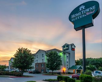 HomeTowne Studios & Suites by Red Roof Bentonville - Bentonville - Edifício