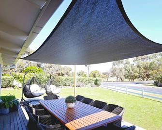 Town Central on Ryan 100m to beach and Main Street - Robe - Innenhof