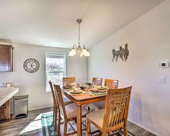 Desert Escape Off I-10 w/ Over 1 Enclosed Acre! - Benson - Sala pranzo