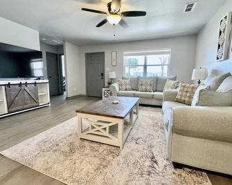Lakeside Retreat - 3br 2ba - Close To Hospitals - Lubbock - Living room