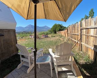 Stay in Grace: Beautiful Renovated Camper in Mountain Wine Country of Paonia - Paonia - Patio