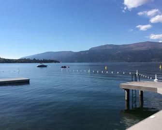 Coral Beach House; steps to the lake, dazzling views, gourmet kitchen, tranquil. - Lake Country - Вигляд зовні