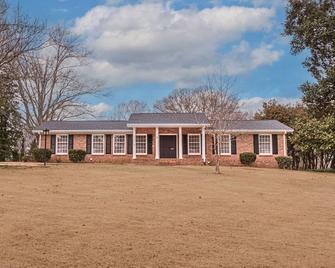 Peaceful Ranch Home - 4br/3ba - Mauldin - Edificio