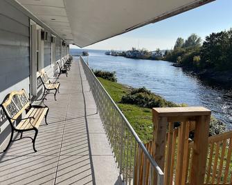 Old Mill Motel - Blind River - Balcone