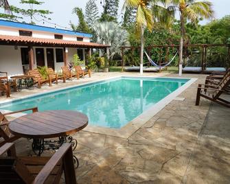 Poolside Family Room with 2 twin beds - El Gigante - Piscina