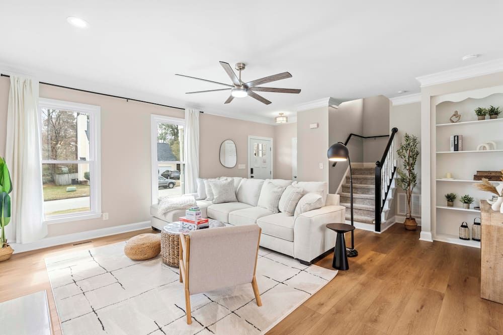 Spacious 3BR with King Beds & Personal TVs in Raleigh! - راليغ - غرفة معيشة
