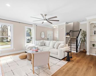 Spacious 3BR with King Beds & Personal TVs in Raleigh! - Raleigh - Sala de estar