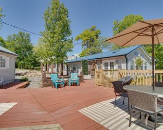 Cozy Mountain Home Cottage Walk to Marina! - Mountain Home - Patio