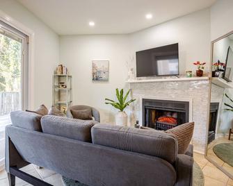 Cozy One Bed Apartment in Heart of Herndon - Herndon - Living room