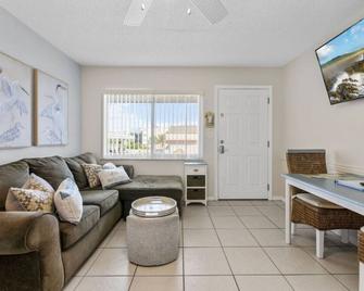 Madeira Beach Tropic Breeze Unit 17 Second Floor - Saint Pete Beach - Living room