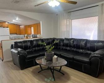 Home away from home - Waldron - Sala de estar