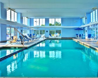 Holiday Inn Express & Suites Petoskey By IHG - Petoskey - Svømmebasseng