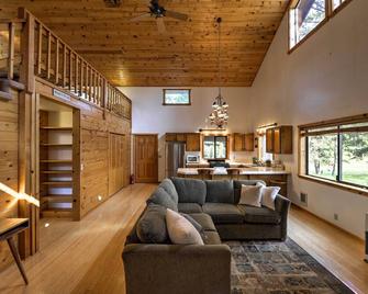 Ashland Cabin on 170 Acres with Mtn Views and Sauna! - Ashland - Sala de estar