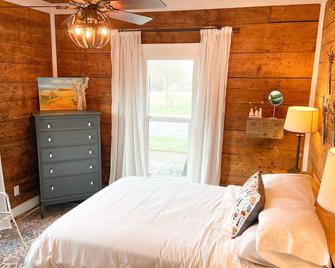 Eclectic Bungalow Near Historic Downtown - McKinney - Bedroom