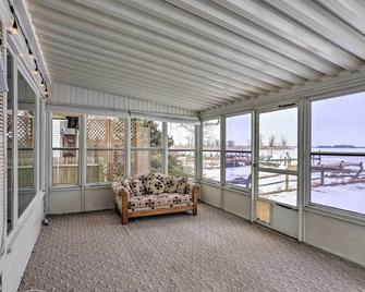 Lake Erie Waterfront Home w/ Sunroom & Yard! - Erie - Balcony