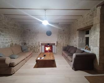 Ancient priory farmhouse with pool, jacuzzi and lakes - Aulnay - Sala de estar