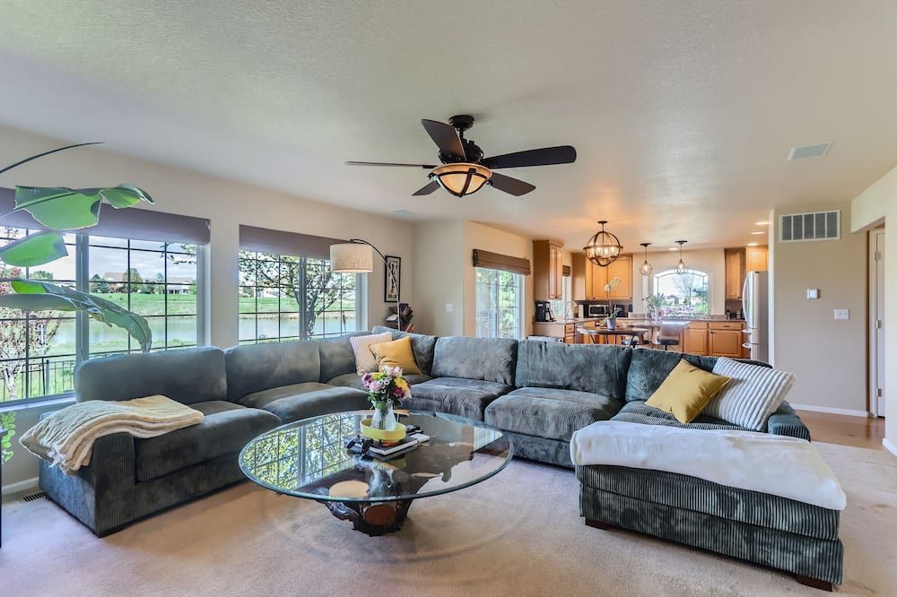 Denver Retreat Home with Stunning Lake, Mountain Views and Luxury Amenities - دنفر (كولورادو) - غرفة معيشة