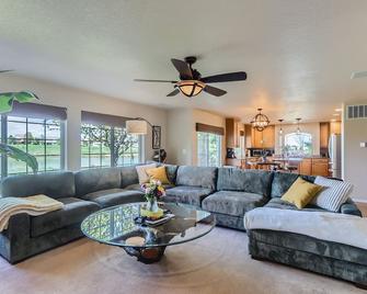 Denver Dream House - Stunning Lake, Mountain & Golf Views with Luxury Amenities - Spa, Table-Tennis, Jacuzzi, Media Center, Loft - Denver - Living room