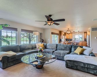 Denver Retreat Home with Stunning Lake, Mountain Views and Luxury Amenities - دنفر (كولورادو) - غرفة معيشة