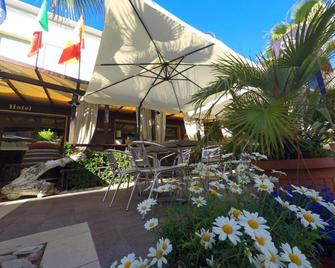 Hotel Aurora - Cecina - Patio