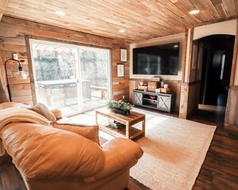 Starry Night Cabin On The River - Raymond