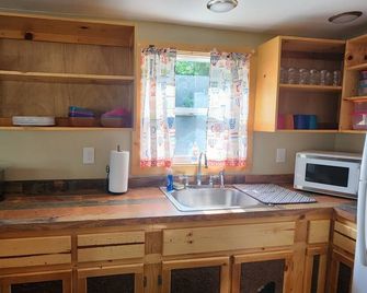 Charming Cottage Retreat - Your Home Away from Home! - Kalkaska - Cocina
