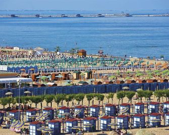 Hotel Ragno D'Oro - Соттомаріна - Пляж