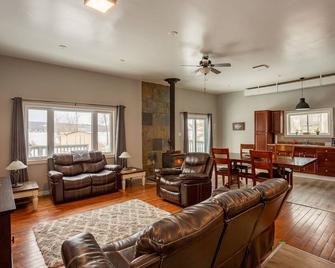 Cozy Waterfront 3 Bedroom Cottage (Pet-Friendly) - Quinte West