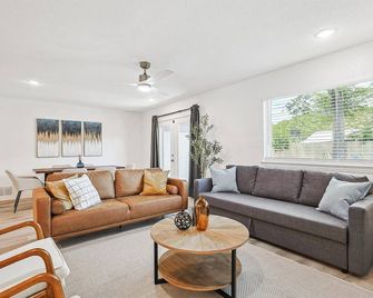 Bright Modern Home | 3br, 2ba, Fenced backyard - Irving - Living room