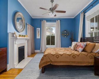 Sunny Side Cottage: Cozy Stay by Anderson U! - Anderson - Bedroom