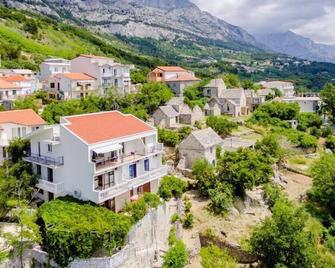 Villa Kosa - Standard Double Room With Balcony and Sea View - Brela - Gebäude
