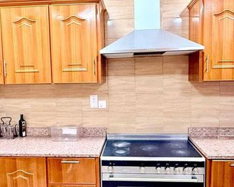 Rizq Villa Dorm Room - Dubai - Kitchen