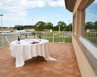 Hotel Arias Aeropuerto - Santiago del Monte - Balcón