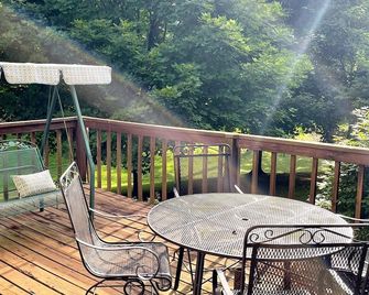 Adorable 2 Bedroom Cottage 3 blocks from downtown square - Harrison - Balcony