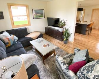Cozy rural retreat in fully updated, small-town farmhouse - Sauk City - Sala de estar