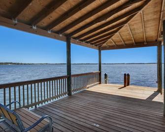 Spectacular Views On A Pristine Lake, Home sits at the waters edge for best view - Starke - Balkon