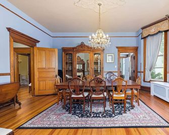 Grand Historic Estate w/ Hot Tub + Amazing Views - Hot Springs - Comedor