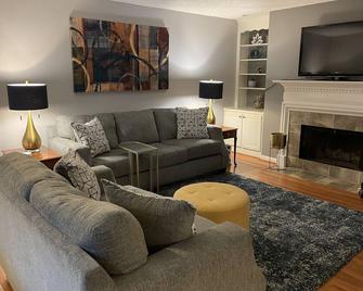 Quaint, Quiet, and Comfortable Home Away From Home - Hoover - Living room