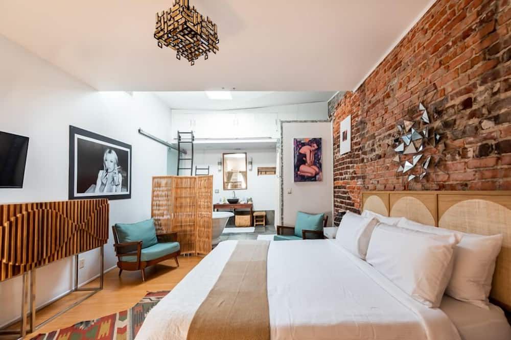 Historic Downtown Bohemian Loft With Exposed Brick By Lucky Savannah - סאוואנה - חדר שינה