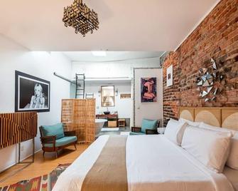 Historic Downtown Bohemian Loft With Exposed Brick By Lucky Savannah - Savannah - Bedroom