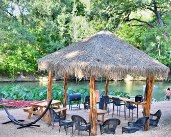 Waterfront Cabin with Kayaking, Paddle boarding, Pool, Hot Tub & more! - RC7 - Seguin - Patio