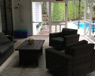 Spacious, clean retreat - Cape May Court House - Living room