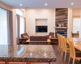 Welcoming Coachella valley Home with Heated Salt Pool! - Coachella - Restaurant