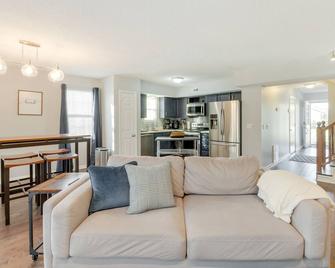 Antioch Townhome 14 Mi to Downtown Nashville! - Antioch - Living room