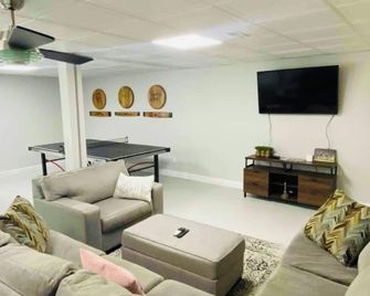 Bourbon Trail Pool Zone! Hottub! Pool Table! Ping Pong! Golden Tee! Big Yard! - Springfield - Sala de estar