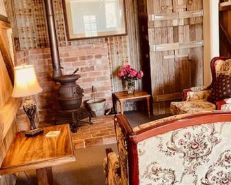 Charming 1-Bed Farm Cabin with Wood Fire - Tenterfield - Huiskamer