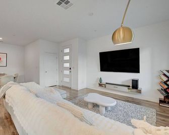 Charming 3b3b Townhome With Full Bedroom And Bathroom Downstairs In Las Vegas - Las Vegas - Sala de estar