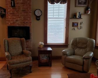 Downtown Chatfield-Lovely 2nd Fl Loft (2 Bdrm/1 bath) w/Private Deck & Hot Tub - Chatfield - Sala de estar